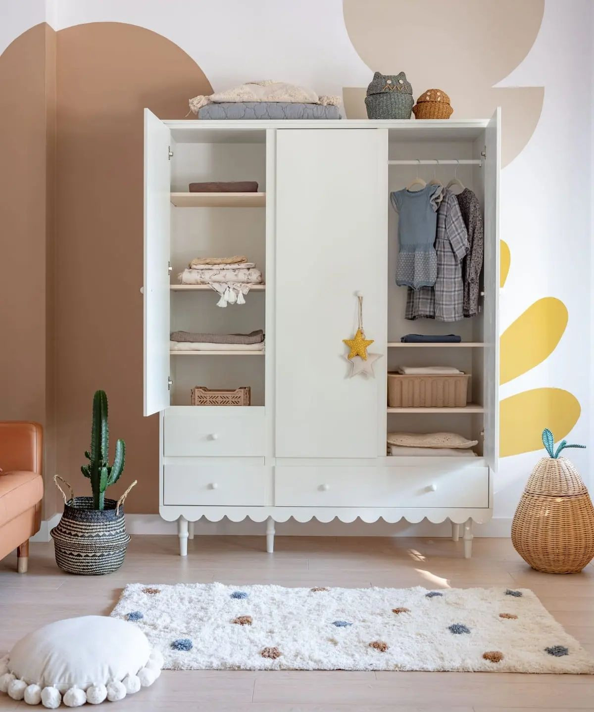 Kleiderschrank Mit Viel Stauraum Im Vintage/ Retro Stil Zum Verlieben throughout Kleiderschrank Kinderzimmer