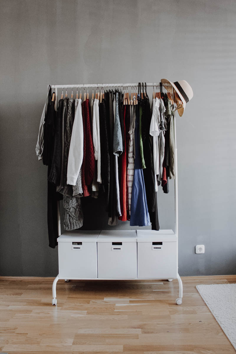 Minimalismus Im Kleiderschrank - Blattgrün within Minimalistischer Kleiderschrank