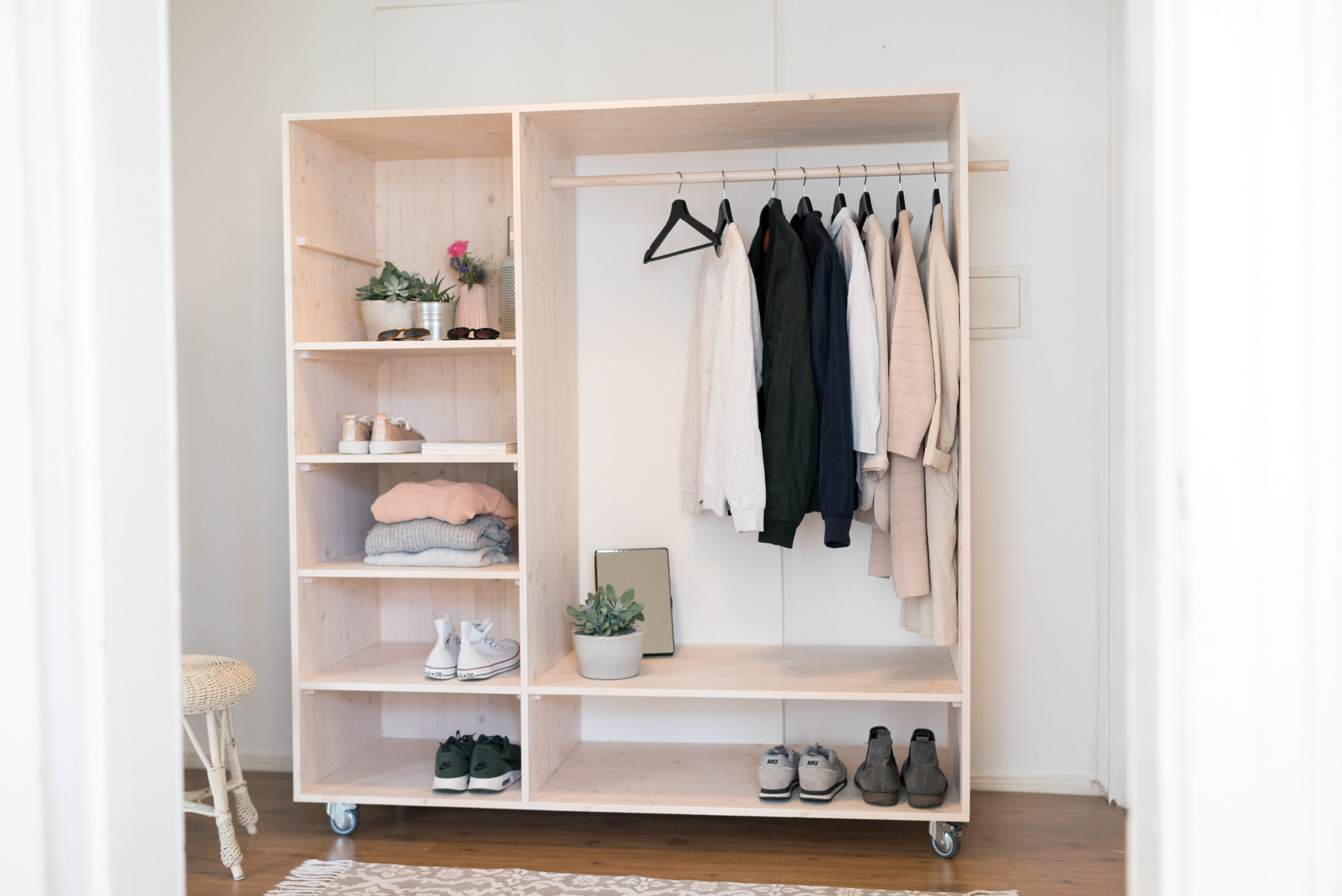 Offenen Schrank Selber Bauen – Tipps Zur Planung | Obi regarding Offener Kleiderschrank Selbst Gestalten